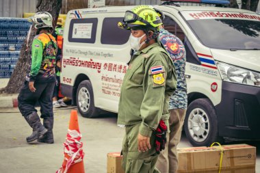 Bangkok, Tayland, 31 Mart 2025 'te Bangkok depremi sonrası yıkılan yüksek binaların inşaatında çalışan kurtarma ekipleri. Birçok kurban hala enkaz altında..