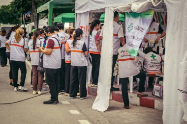 Bangkok, Tayland, 31 Mart 2025 'te Bangkok depremi sonrası yıkılan yüksek binaların inşaatında çalışan kurtarma ekipleri. Birçok kurban hala enkaz altında..