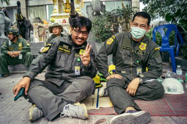 Bangkok, Tayland, 31 Mart 2025 'te Bangkok depremi sonrası yıkılan yüksek binaların inşaatında çalışan kurtarma ekipleri. Birçok kurban hala enkaz altında..