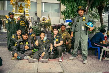 Bangkok, Tayland, 31 Mart 2025 'te Bangkok depremi sonrası yıkılan yüksek binaların inşaatında çalışan kurtarma ekipleri. Birçok kurban hala enkaz altında..