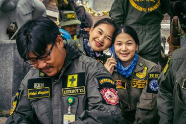 Bangkok, Tayland, 31 Mart 2025 'te Bangkok depremi sonrası yıkılan yüksek binaların inşaatında çalışan kurtarma ekipleri. Birçok kurban hala enkaz altında..