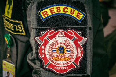 Bangkok, Tayland, 31 Mart 2025 'te Bangkok depremi sonrası yıkılan yüksek binaların inşaatında çalışan kurtarma ekipleri. Birçok kurban hala enkaz altında..