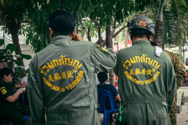 Bangkok, Tayland, 31 Mart 2025 'te Bangkok depremi sonrası yıkılan yüksek binaların inşaatında çalışan kurtarma ekipleri. Birçok kurban hala enkaz altında..