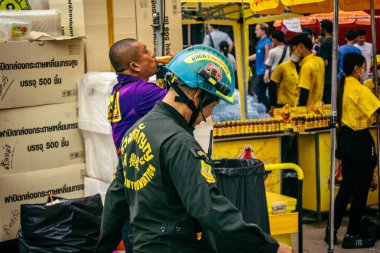 Bangkok, Tayland, 31 Mart 2025 'te Bangkok depremi sonrası yıkılan yüksek binaların inşaatında çalışan kurtarma ekipleri. Birçok kurban hala enkaz altında..