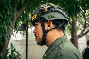 Bangkok, Tayland, 31 Mart 2025 'te Bangkok depremi sonrası yıkılan yüksek binaların inşaatında çalışan kurtarma ekipleri. Birçok kurban hala enkaz altında..