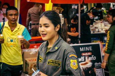 Bangkok, Tayland, 31 Mart 2025 'te Bangkok depremi sonrası yıkılan yüksek binaların inşaatında çalışan kurtarma ekipleri. Birçok kurban hala enkaz altında..