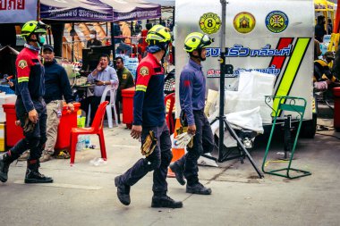 Bangkok, Tayland, 31 Mart 2025 'te Bangkok depremi sonrası yıkılan yüksek binaların inşaatında çalışan kurtarma ekipleri. Birçok kurban hala enkaz altında..