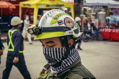 Bangkok, Tayland, 31 Mart 2025 'te Bangkok depremi sonrası yıkılan yüksek binaların inşaatında çalışan kurtarma ekipleri. Birçok kurban hala enkaz altında..