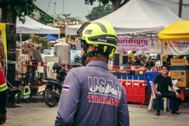 Bangkok, Tayland, 31 Mart 2025 'te Bangkok depremi sonrası yıkılan yüksek binaların inşaatında çalışan kurtarma ekipleri. Birçok kurban hala enkaz altında..