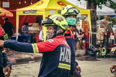 Bangkok, Tayland, 31 Mart 2025 'te Bangkok depremi sonrası yıkılan yüksek binaların inşaatında çalışan kurtarma ekipleri. Birçok kurban hala enkaz altında..