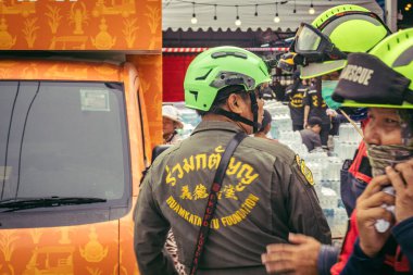 Bangkok, Tayland, 31 Mart 2025 'te Bangkok depremi sonrası yıkılan yüksek binaların inşaatında çalışan kurtarma ekipleri. Birçok kurban hala enkaz altında..