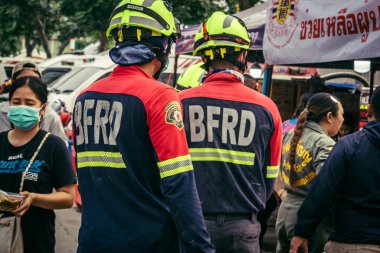 Bangkok, Tayland, 31 Mart 2025 'te Bangkok depremi sonrası yıkılan yüksek binaların inşaatında çalışan kurtarma ekipleri. Birçok kurban hala enkaz altında..
