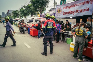 Bangkok, Tayland, 31 Mart 2025 'te Bangkok depremi sonrası yıkılan yüksek binaların inşaatında çalışan kurtarma ekipleri. Birçok kurban hala enkaz altında..