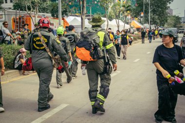 Bangkok, Tayland, 31 Mart 2025 'te Bangkok depremi sonrası yıkılan yüksek binaların inşaatında çalışan kurtarma ekipleri. Birçok kurban hala enkaz altında..