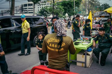 Bangkok, Tayland, 31 Mart 2025 'te Bangkok depremi sonrası yıkılan yüksek binaların inşaatında çalışan kurtarma ekipleri. Birçok kurban hala enkaz altında..