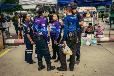 Bangkok, Tayland, 31 Mart 2025 'te Bangkok depremi sonrası yıkılan yüksek binaların inşaatında çalışan kurtarma ekipleri. Birçok kurban hala enkaz altında..
