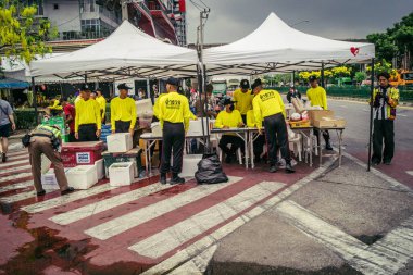 Bangkok, Tayland, 31 Mart 2025 'te Bangkok' ta meydana gelen depremden sonra çökmüş bir binada kolluk kuvvetleri görevlendirildi. Birçok kurban hala enkaz altında..