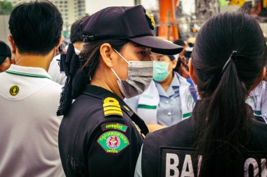 Bangkok, Tayland, 31 Mart 2025 'te Bangkok' ta meydana gelen depremden sonra çökmüş bir binada kolluk kuvvetleri görevlendirildi. Birçok kurban hala enkaz altında..