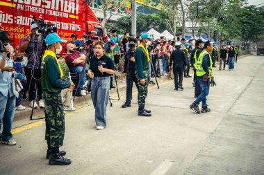 Bangkok, Tayland, 31 Mart 2025 'te Bangkok' ta meydana gelen depremden sonra çökmüş bir binada kolluk kuvvetleri görevlendirildi. Birçok kurban hala enkaz altında..
