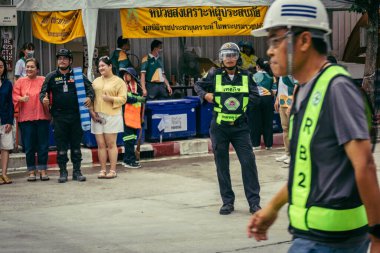 Bangkok, Tayland, 31 Mart 2025 'te Bangkok' ta meydana gelen depremden sonra çökmüş bir binada kolluk kuvvetleri görevlendirildi. Birçok kurban hala enkaz altında..