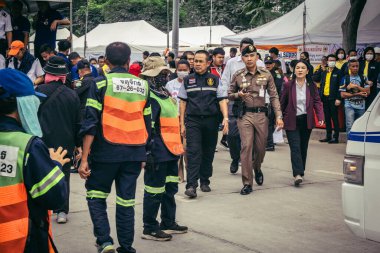 Bangkok, Tayland, 31 Mart 2025 'te Bangkok' ta meydana gelen depremden sonra çökmüş bir binada kolluk kuvvetleri görevlendirildi. Birçok kurban hala enkaz altında..
