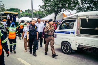 Bangkok, Tayland, 31 Mart 2025 'te Bangkok' ta meydana gelen depremden sonra çökmüş bir binada kolluk kuvvetleri görevlendirildi. Birçok kurban hala enkaz altında..