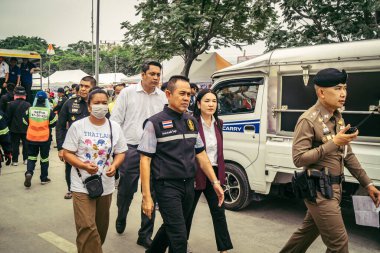 Bangkok, Tayland, 31 Mart 2025 'te Bangkok' ta meydana gelen depremden sonra çökmüş bir binada kolluk kuvvetleri görevlendirildi. Birçok kurban hala enkaz altında..