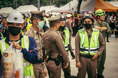 Bangkok, Tayland, 31 Mart 2025 'te Bangkok' ta meydana gelen depremden sonra çökmüş bir binada kolluk kuvvetleri görevlendirildi. Birçok kurban hala enkaz altında..