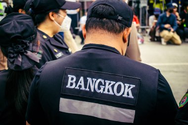 Bangkok, Tayland, 31 Mart 2025 'te Bangkok' ta meydana gelen depremden sonra çökmüş bir binada kolluk kuvvetleri görevlendirildi. Birçok kurban hala enkaz altında..