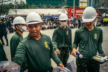 Bangkok, Tayland, 31 Mart 2025 'te Bangkok' ta meydana gelen depremden sonra çökmüş bir binada kolluk kuvvetleri görevlendirildi. Birçok kurban hala enkaz altında..