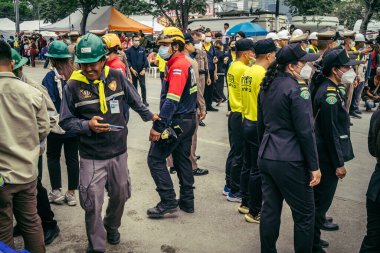 Bangkok, Tayland, 31 Mart 2025 'te Bangkok' ta meydana gelen depremden sonra çökmüş bir binada kolluk kuvvetleri görevlendirildi. Birçok kurban hala enkaz altında..