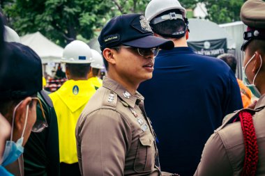 Bangkok, Tayland, 31 Mart 2025 'te Bangkok' ta meydana gelen depremden sonra çökmüş bir binada kolluk kuvvetleri görevlendirildi. Birçok kurban hala enkaz altında..