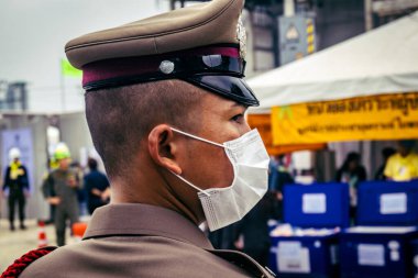 Bangkok, Tayland, 31 Mart 2025 'te Bangkok' ta meydana gelen depremden sonra çökmüş bir binada kolluk kuvvetleri görevlendirildi. Birçok kurban hala enkaz altında..