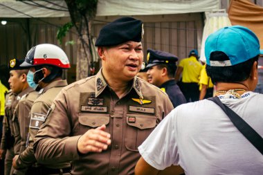 Bangkok, Tayland, 31 Mart 2025 'te Bangkok' ta meydana gelen depremden sonra çökmüş bir binada kolluk kuvvetleri görevlendirildi. Birçok kurban hala enkaz altında..