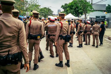 Bangkok, Tayland, 31 Mart 2025 'te Bangkok' ta meydana gelen depremden sonra çökmüş bir binada kolluk kuvvetleri görevlendirildi. Birçok kurban hala enkaz altında..