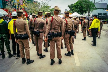 Bangkok, Tayland, 31 Mart 2025 'te Bangkok' ta meydana gelen depremden sonra çökmüş bir binada kolluk kuvvetleri görevlendirildi. Birçok kurban hala enkaz altında..