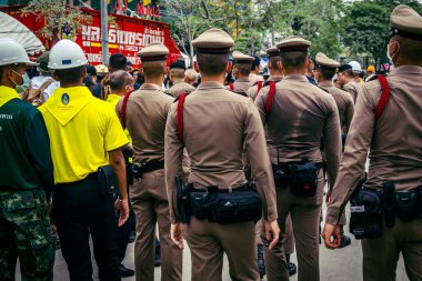 Bangkok, Tayland, 31 Mart 2025 'te Bangkok' ta meydana gelen depremden sonra çökmüş bir binada kolluk kuvvetleri görevlendirildi. Birçok kurban hala enkaz altında..
