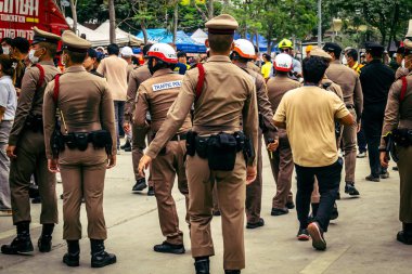 Bangkok, Tayland, 31 Mart 2025 'te Bangkok' ta meydana gelen depremden sonra çökmüş bir binada kolluk kuvvetleri görevlendirildi. Birçok kurban hala enkaz altında..