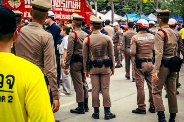 Bangkok, Tayland, 31 Mart 2025 'te Bangkok' ta meydana gelen depremden sonra çökmüş bir binada kolluk kuvvetleri görevlendirildi. Birçok kurban hala enkaz altında..