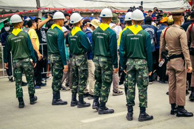 Bangkok, Tayland, 31 Mart 2025 'te Bangkok' ta meydana gelen depremden sonra çökmüş bir binada kolluk kuvvetleri görevlendirildi. Birçok kurban hala enkaz altında..