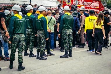 Bangkok, Tayland, 31 Mart 2025 'te Bangkok' ta meydana gelen depremden sonra çökmüş bir binada kolluk kuvvetleri görevlendirildi. Birçok kurban hala enkaz altında..