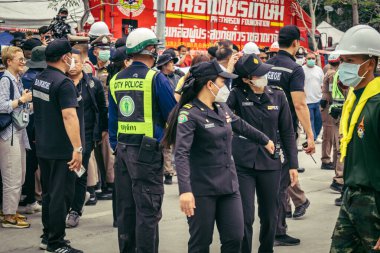 Bangkok, Tayland, 31 Mart 2025 'te Bangkok' ta meydana gelen depremden sonra çökmüş bir binada kolluk kuvvetleri görevlendirildi. Birçok kurban hala enkaz altında..