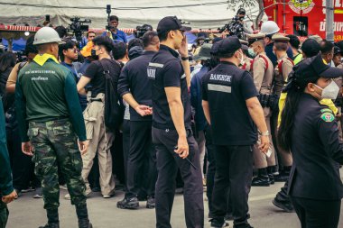 Bangkok, Tayland, 31 Mart 2025 'te Bangkok' ta meydana gelen depremden sonra çökmüş bir binada kolluk kuvvetleri görevlendirildi. Birçok kurban hala enkaz altında..