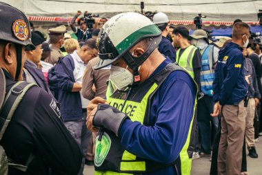 Bangkok, Tayland, 31 Mart 2025 'te Bangkok' ta meydana gelen depremden sonra çökmüş bir binada kolluk kuvvetleri görevlendirildi. Birçok kurban hala enkaz altında..