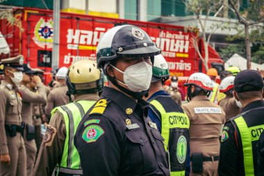 Bangkok, Tayland, 31 Mart 2025 'te Bangkok' ta meydana gelen depremden sonra çökmüş bir binada kolluk kuvvetleri görevlendirildi. Birçok kurban hala enkaz altında..