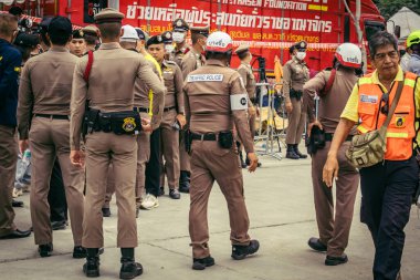 Bangkok, Tayland, 31 Mart 2025 'te Bangkok' ta meydana gelen depremden sonra çökmüş bir binada kolluk kuvvetleri görevlendirildi. Birçok kurban hala enkaz altında..