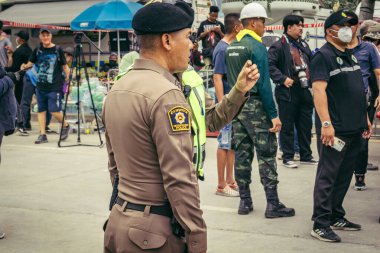 Bangkok, Tayland, 31 Mart 2025 'te Bangkok' ta meydana gelen depremden sonra çökmüş bir binada kolluk kuvvetleri görevlendirildi. Birçok kurban hala enkaz altında..