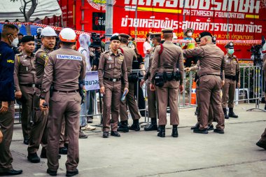 Bangkok, Tayland, 31 Mart 2025 'te Bangkok' ta meydana gelen depremden sonra çökmüş bir binada kolluk kuvvetleri görevlendirildi. Birçok kurban hala enkaz altında..