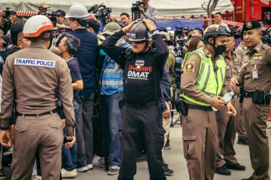 Bangkok, Tayland, 31 Mart 2025 'te Bangkok' ta meydana gelen depremden sonra çökmüş bir binada kolluk kuvvetleri görevlendirildi. Birçok kurban hala enkaz altında..