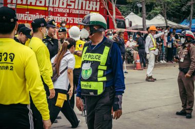 Bangkok, Tayland, 31 Mart 2025 'te Bangkok' ta meydana gelen depremden sonra çökmüş bir binada kolluk kuvvetleri görevlendirildi. Birçok kurban hala enkaz altında..